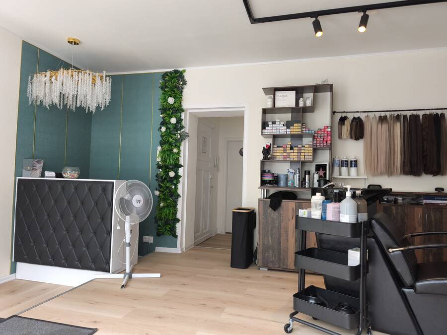 Salonbereich mit Kronleuchter und Empfang