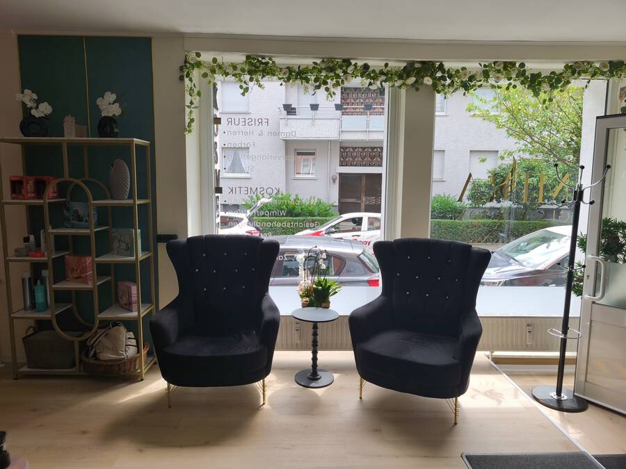 Wartebereich mit eleganten Sesseln