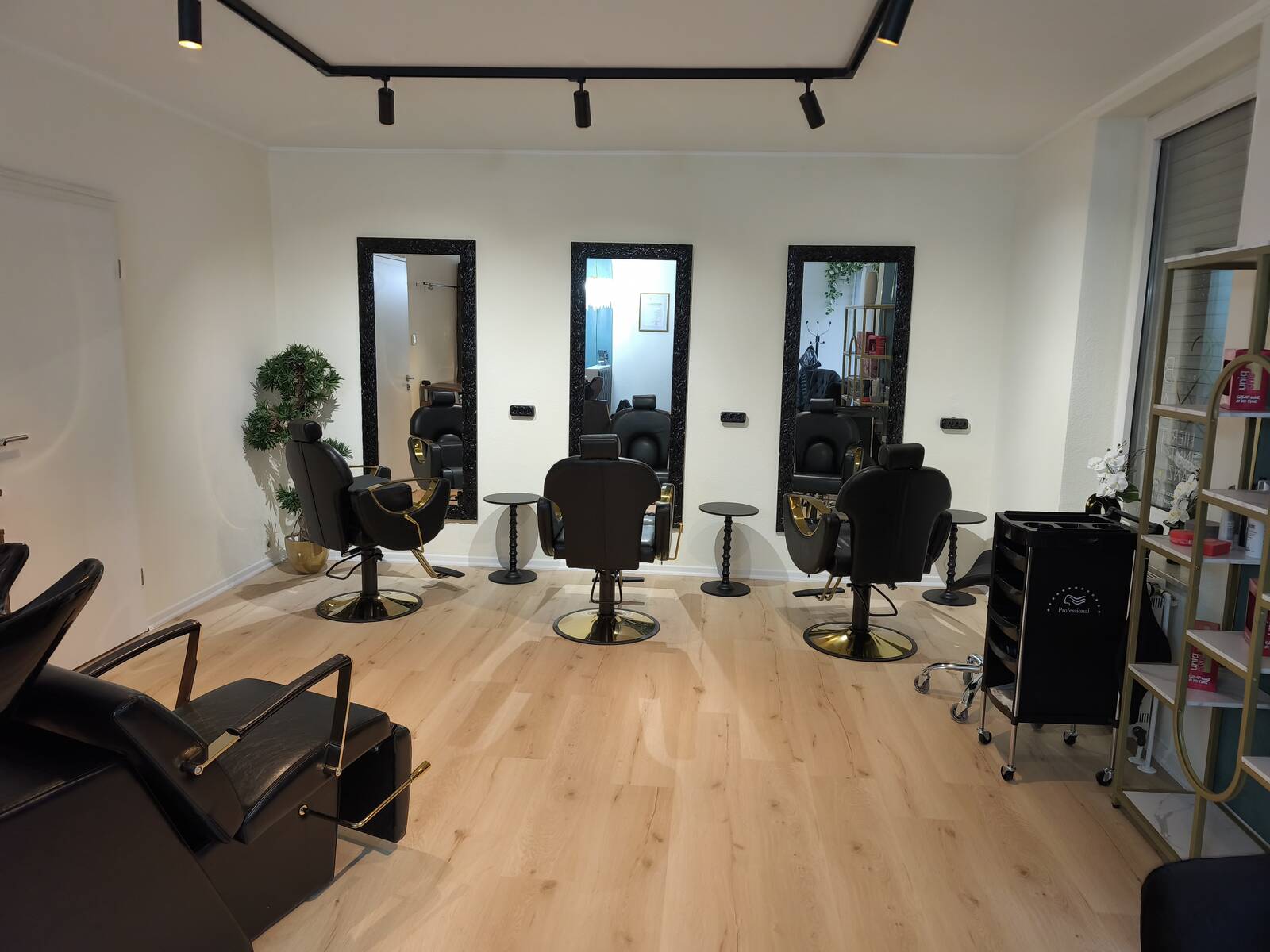 Salonräume des MIRA Glow Room in Velbert